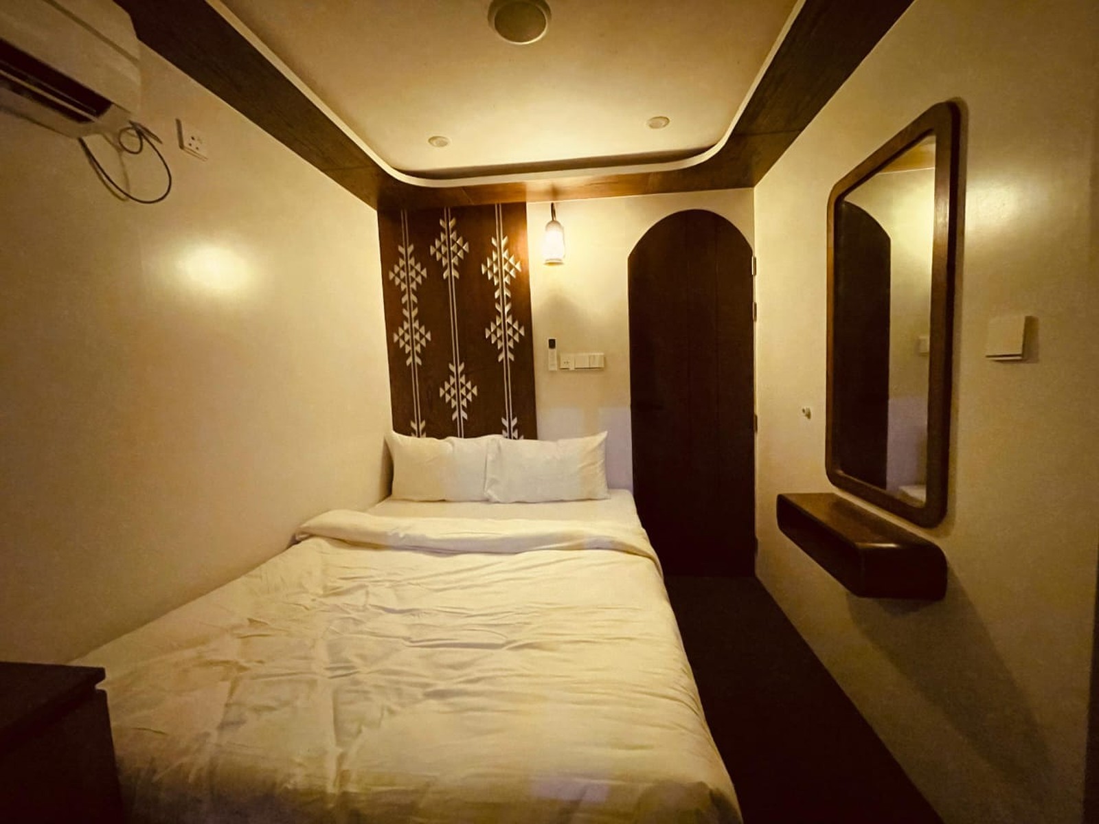 AC Deluxe Cabin (1:2) on The ARK - A Luxury Houseboat