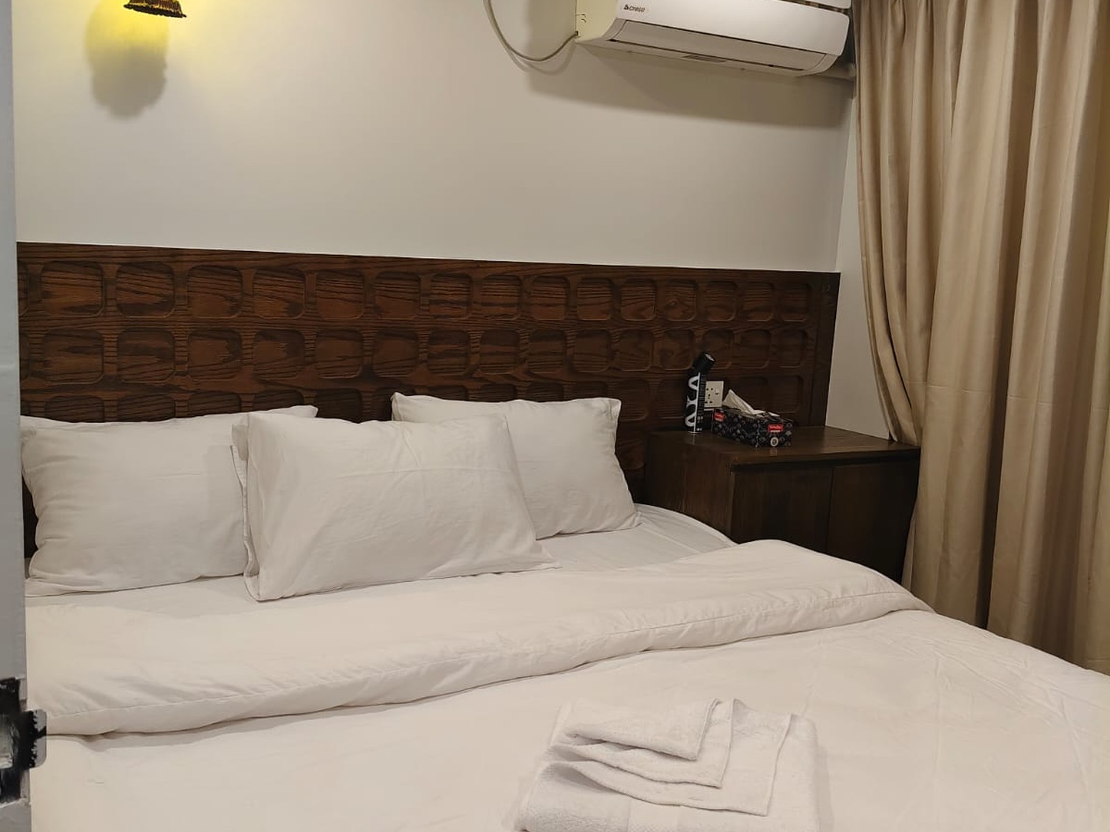 AC Deluxe Cabin (1:3) on The ARK - A Luxury Houseboat