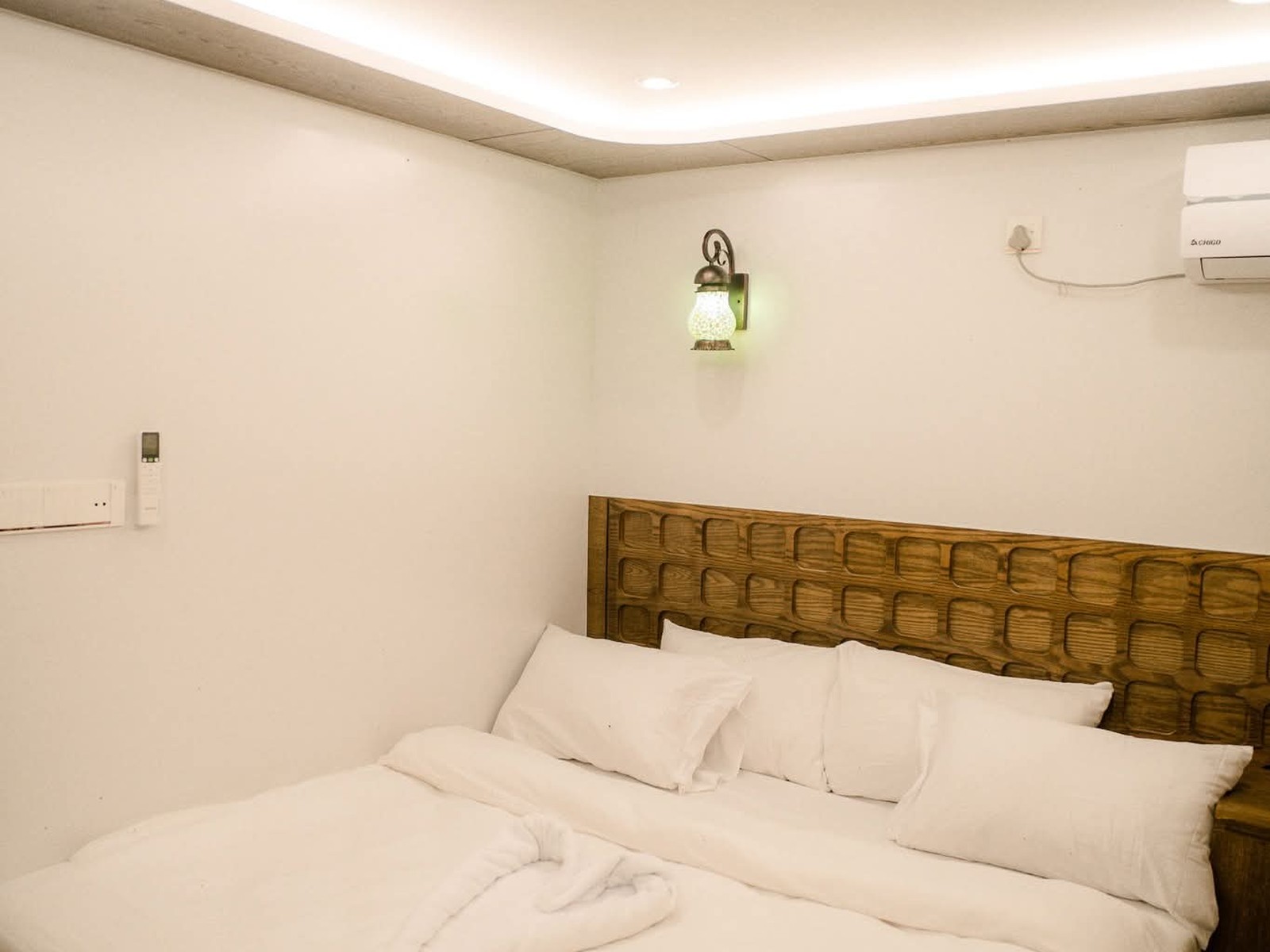 AC Deluxe Cabin (1:3) on The ARK - A Luxury Houseboat - Image 2