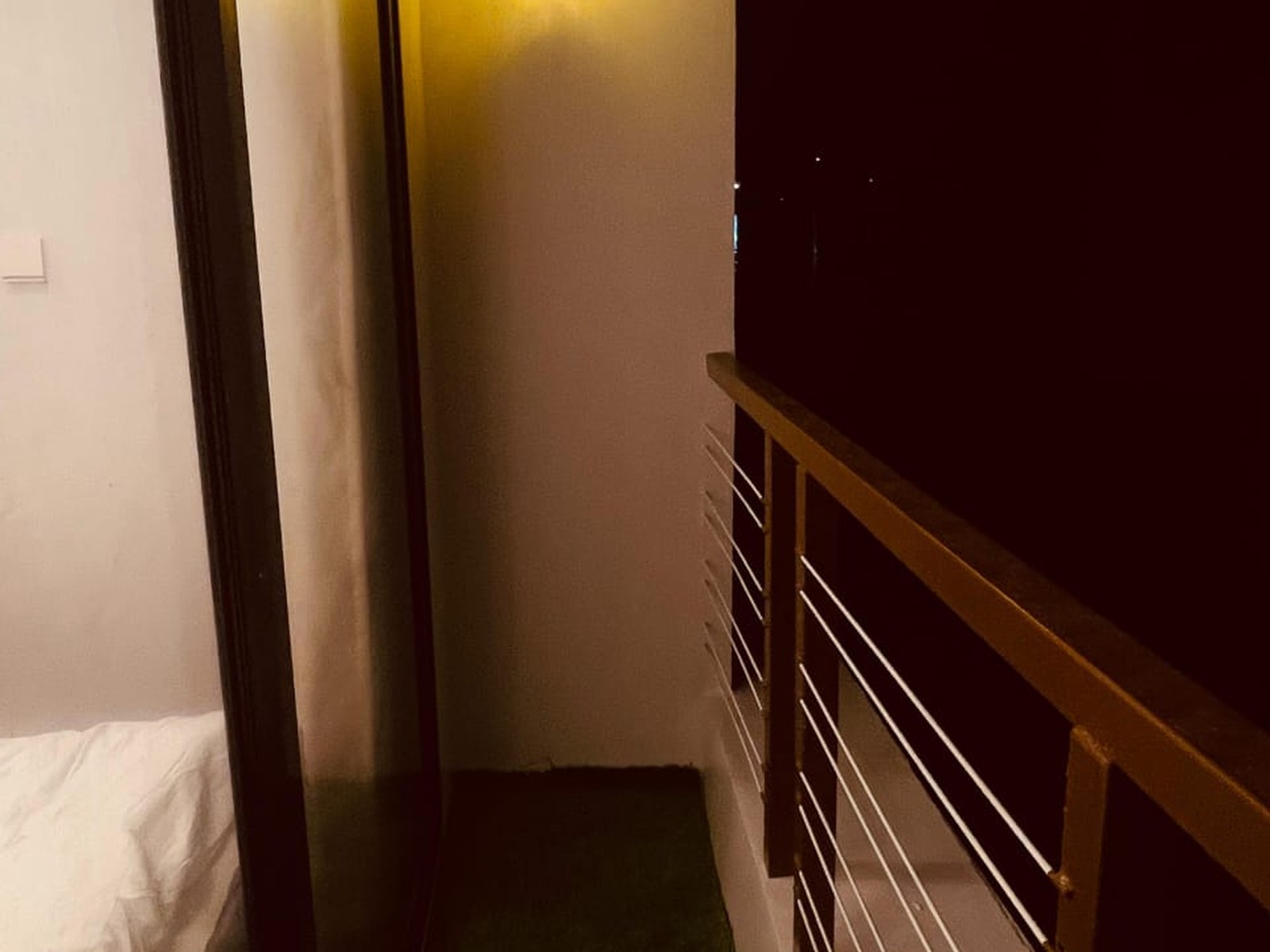 AC Deluxe Cabin (1:3) on The ARK - A Luxury Houseboat - Image 5