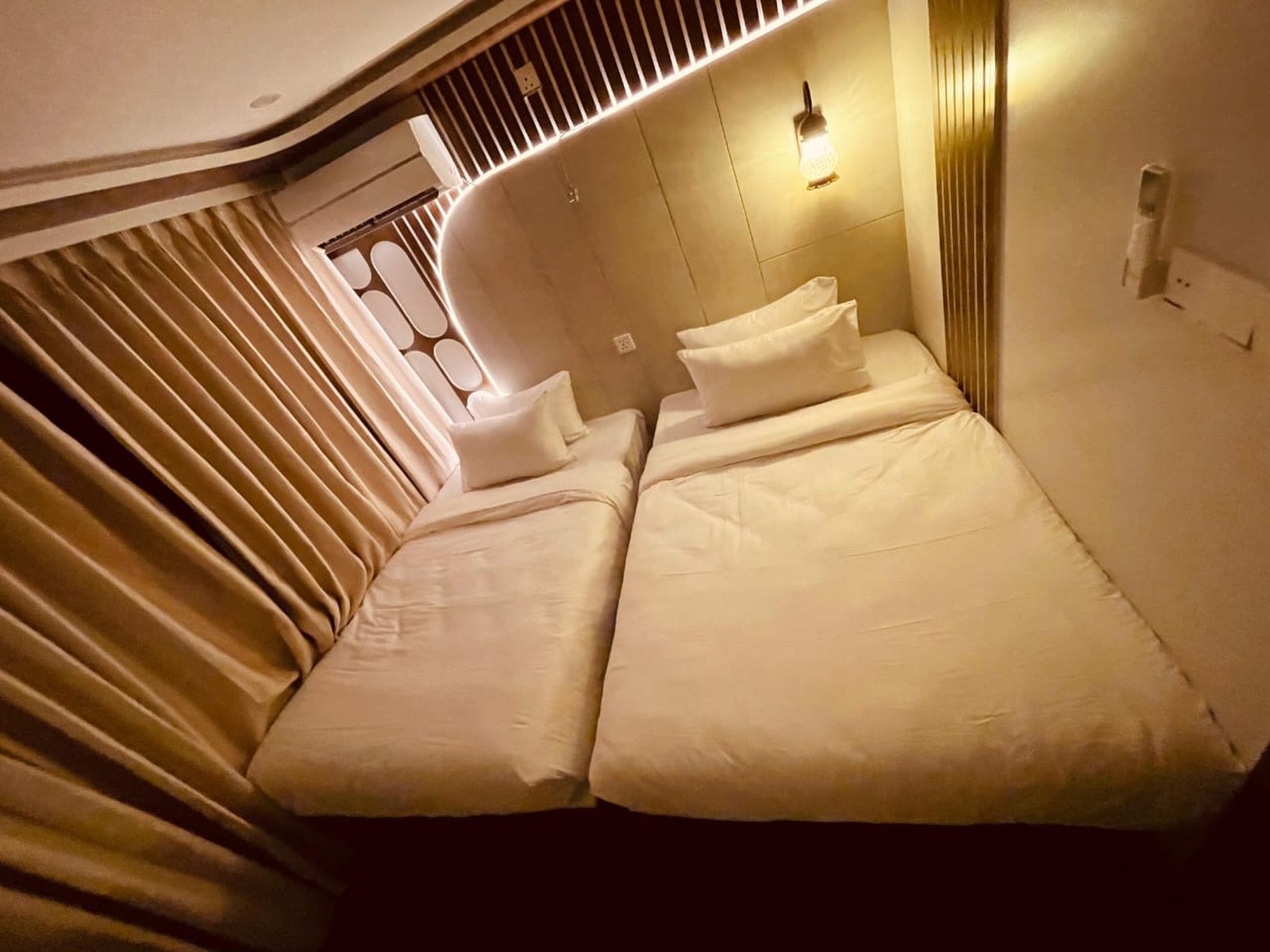 AC Family Cabin(1:4) on The ARK - A Luxury Houseboat - Image 4