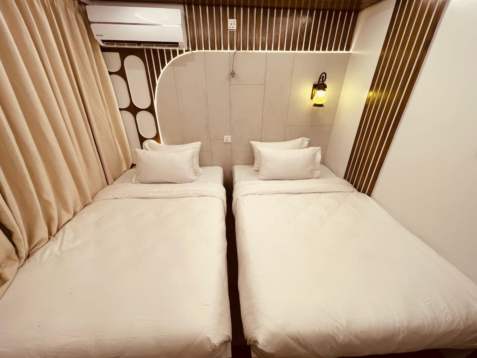 AC Family Cabin(1:4) on The ARK - A Luxury Houseboat - Image 5