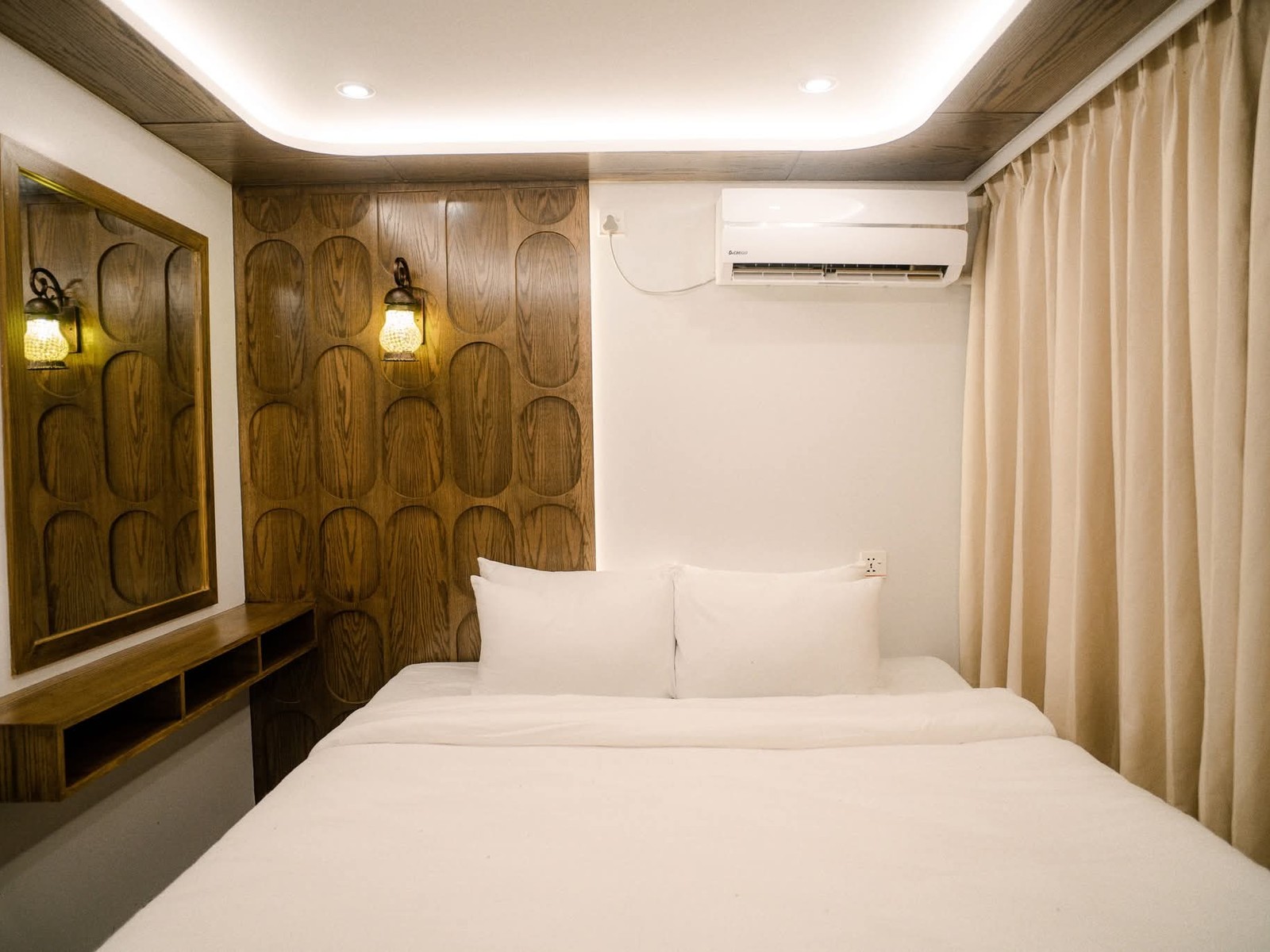 AC Premium Cabin (1:2) on The ARK - A Luxury Houseboat