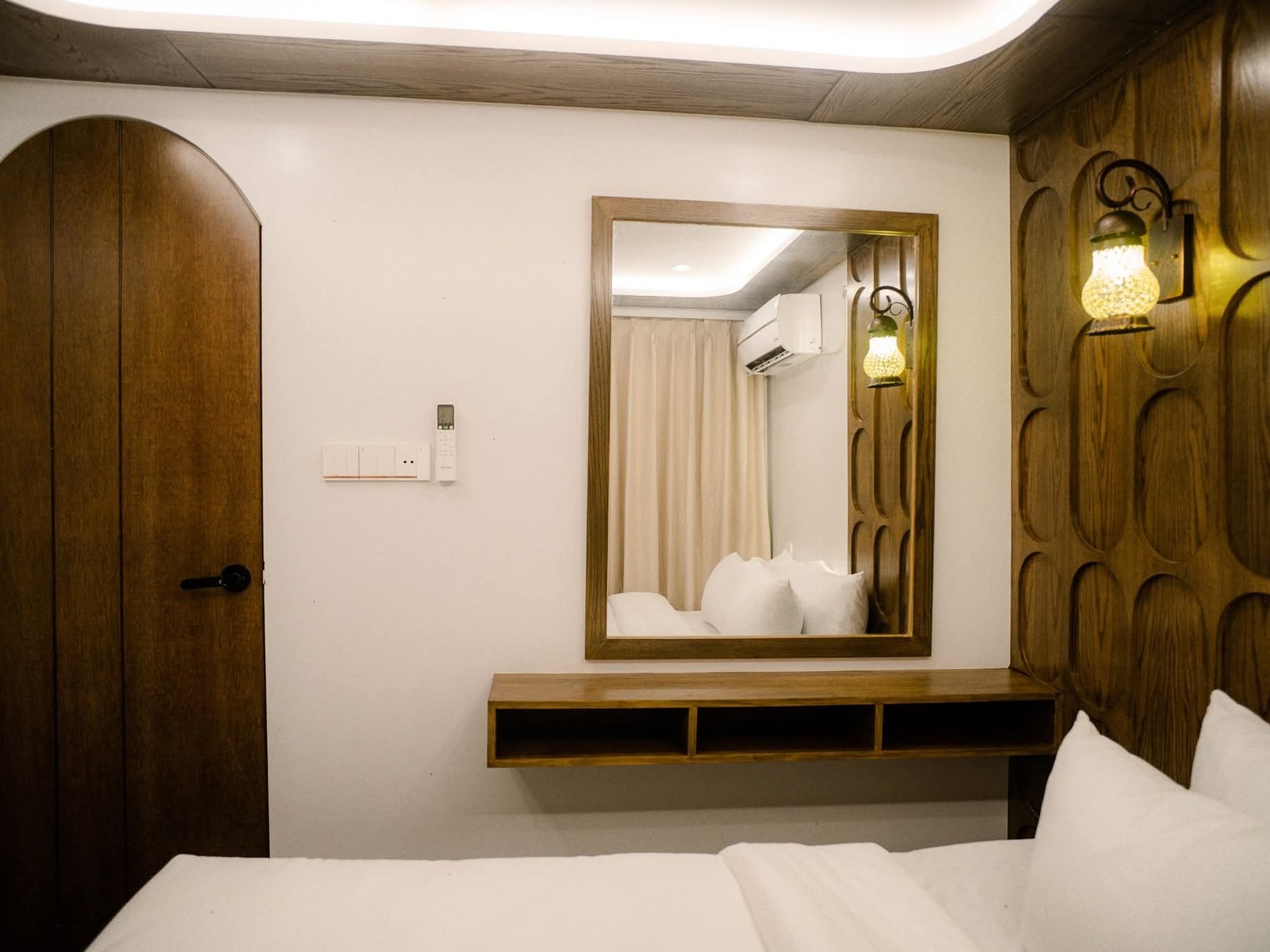AC Premium Cabin (1:2) on The ARK - A Luxury Houseboat - Image 2