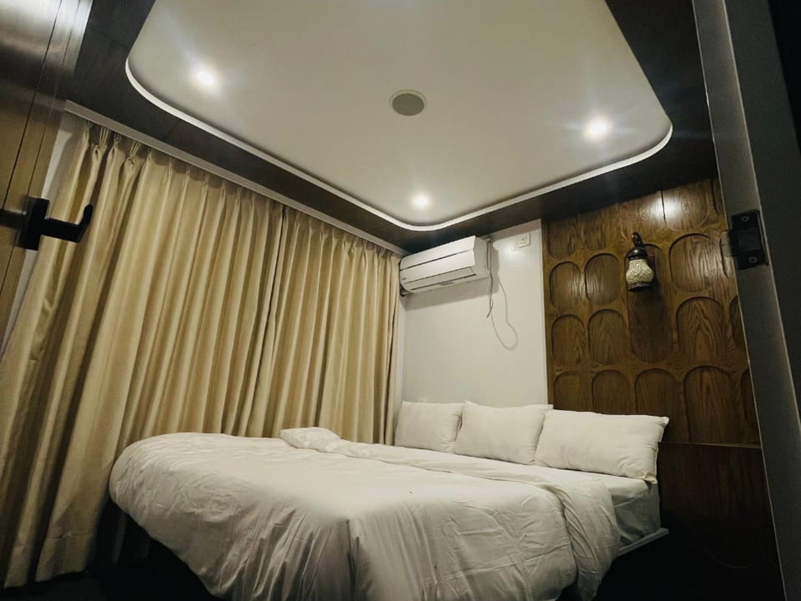 AC Premium Cabin (1:3) on The ARK - A Luxury Houseboat - Image 5