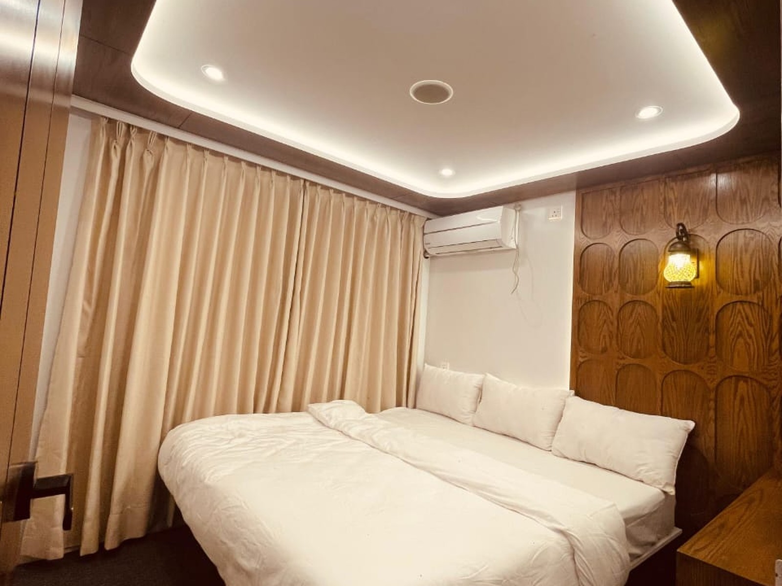 AC Premium Cabin (1:3) on The ARK - A Luxury Houseboat